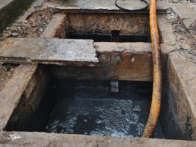 慈悲社清理化粪池